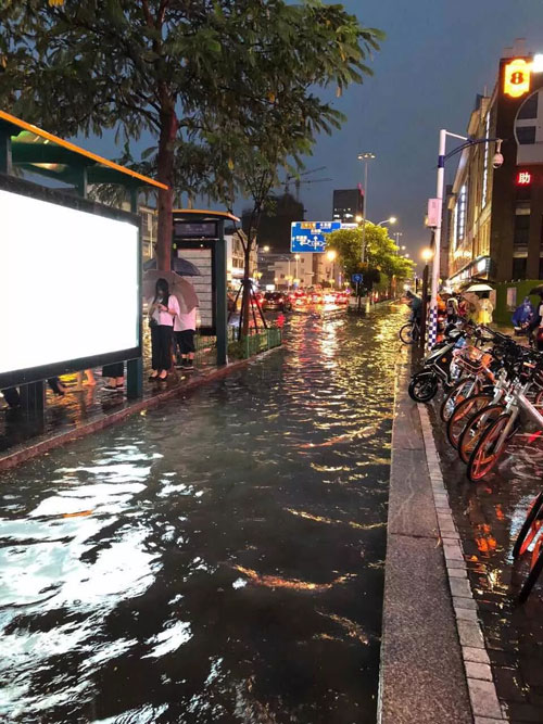 暴雨后的街景图