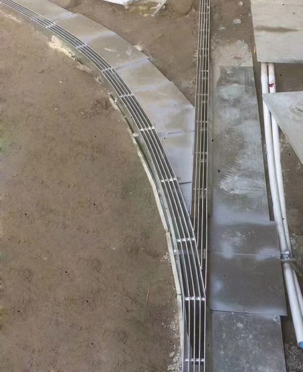 弧形缝隙式不锈钢盖板安装图