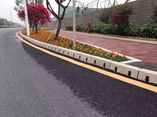 道路旁的路缘石排水沟